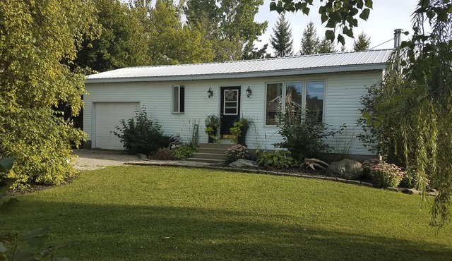 2 bedroom small cottage 1 minute to beach OPTIONAL bunkie with queen bed
