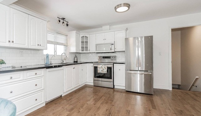 2 Level, 4 bedrooms (4 Queen Sized + 3 Additional Fold-able) , 2 washrooms