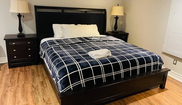 2 minutes to the mall, home away from home, cool neighborhood parks, restaurant.