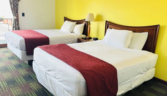 2 Queen Guest Room 3 Miles to Cedar Point!
