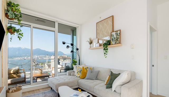 2B1B Penthouse With Panoramic Ocean View + Free Parking Stall