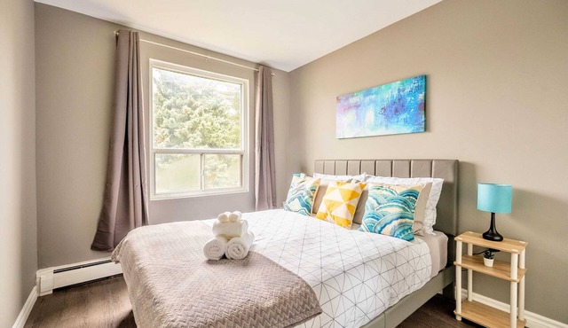 2Bedroom Condo unit- Near DT Hamilton!