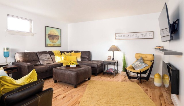 2BR Home Close to Broadway+Fireplace+BBQ