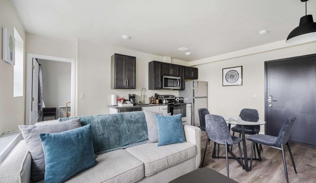 2BR Luxury Suite Near Henry Ford