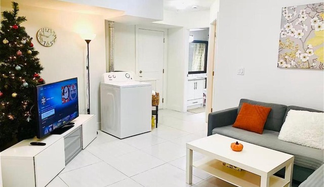 2BR Suite + Parking 6-Min Walk to Bose Park