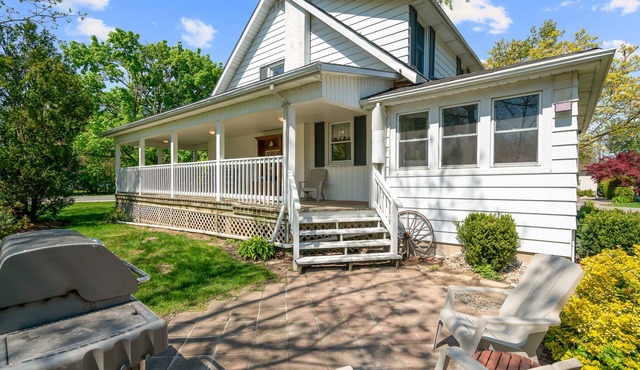 3 Bdrm Private Cottage in Heart of Niagara, walk to Town and Minutes to Wineries