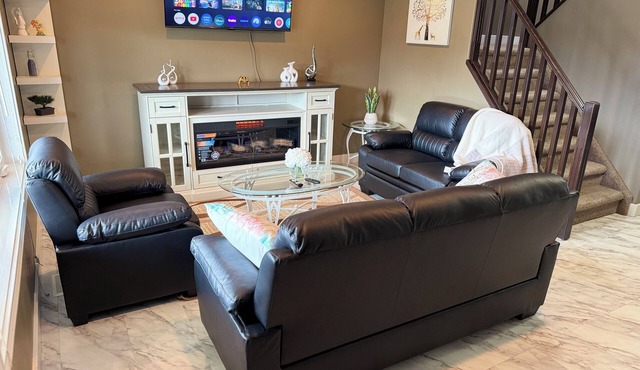 3 bed, 2.5 bath house in Hampton Village 5min away frm YXE Saskatoon Int Airport