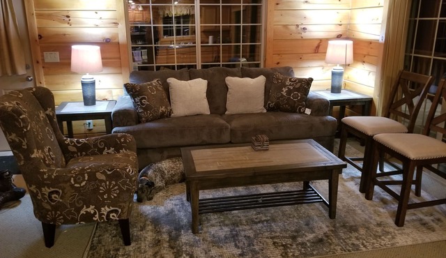 3 bed/2 bath, Pet friendly Log Lakehouse on 5 acres. Private and & relaxing.
