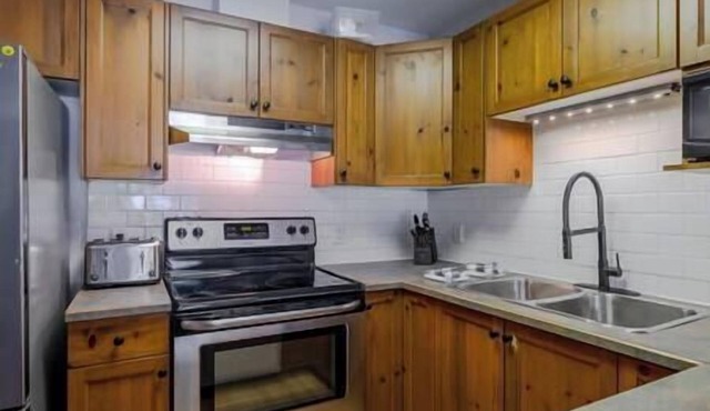 3 Bed Townhouse - Fireplace - Great Location