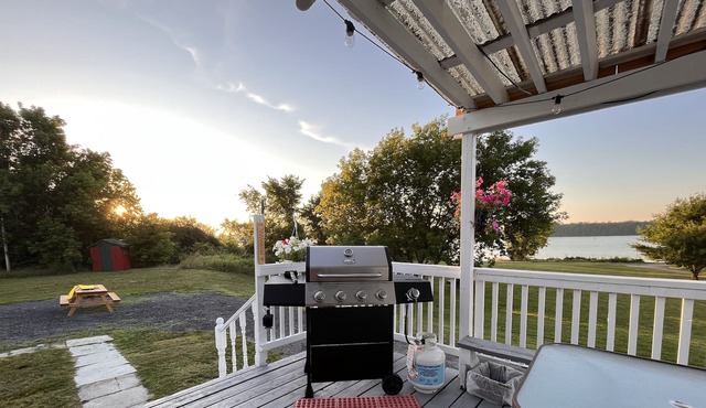 3 bedroom 2 bathroom Lakefront Farmhouse Cottage on White Lake