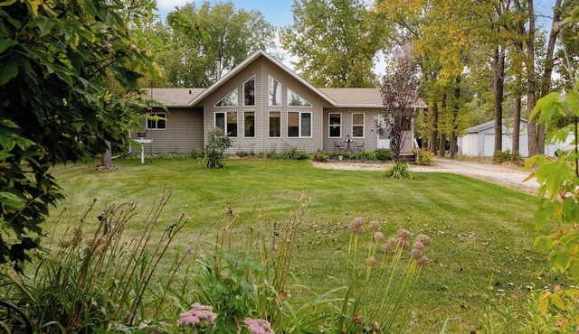 3 Bedroom Cabin, minute walk from St Malo Lake, Beach & Provincial Park!