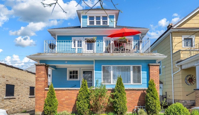 3-Bedroom each with A/C . Parking available .Near Shops & Cafés.
