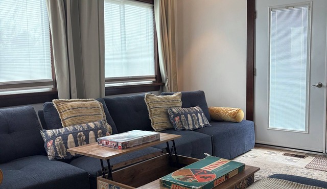3-bedroom house in charming Port Colborne with view of ships!
