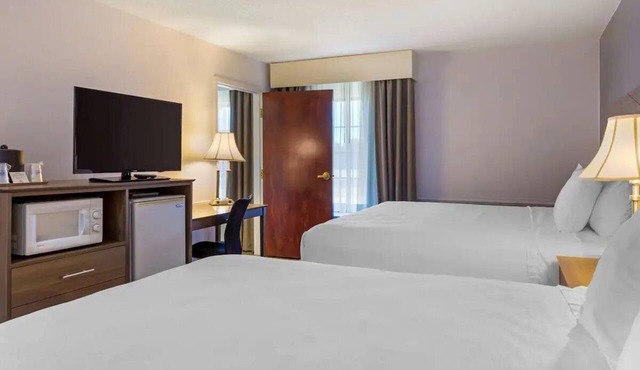 3-King Suite with Sofabed | Free Parking | Hot Breakfast Buffet Included in La Crosse