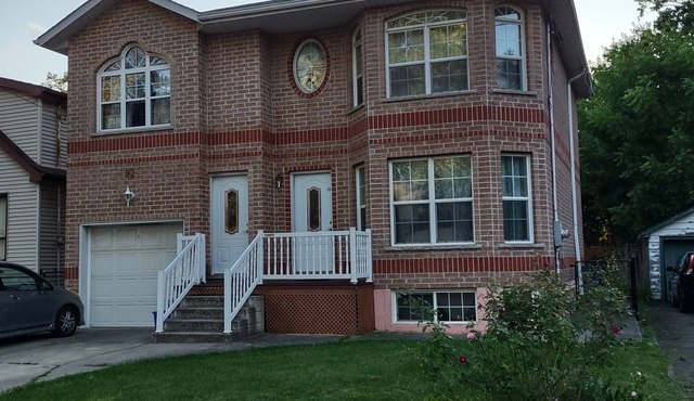 3 min walk from McMaster, tall-basement 2brm apartment