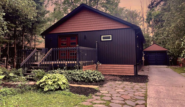 *3 MINUTE WALK* to best beach in Wasaga! Romantic private treed cottage getaway!