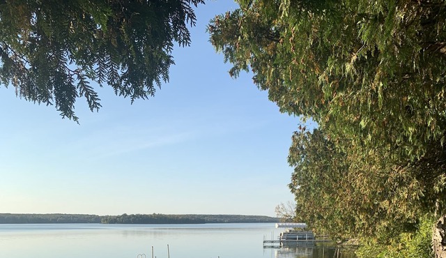 3 Modern retro cottages with central gathering space on Kangaroo Lake