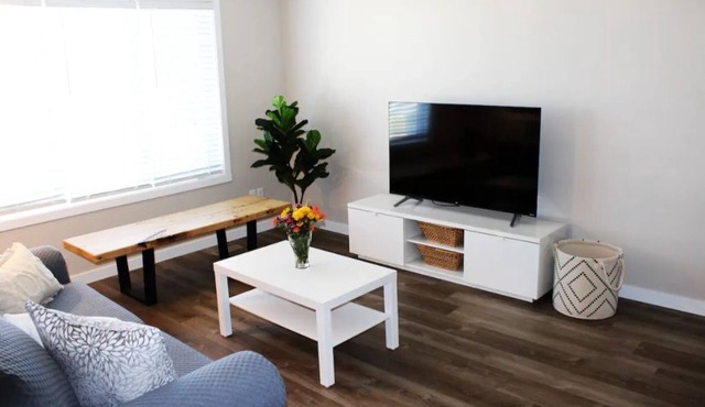 3 Queen Bedroom Townhome, Fireplace, Wifi, Walking Trails and Greenspace nearby