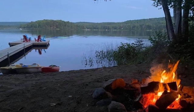 3BR Waterfront Cottage w/Woodstove and Hot Tub