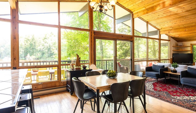 4 Bdrm Lakefront Family Cottage near Sir Sam's