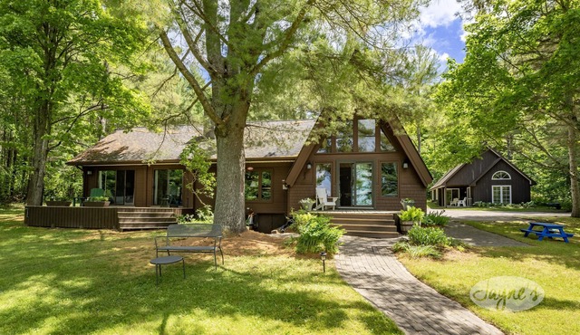 4 bdrm + loft! 3 bath. Cottage+Renovated Guest Cabin!