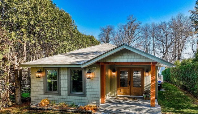 4 bed 2 bath cottage on Lake Simcoe