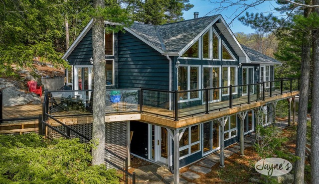 4 bedroom, 3 bath, cottage, Minett, very private, great for families!