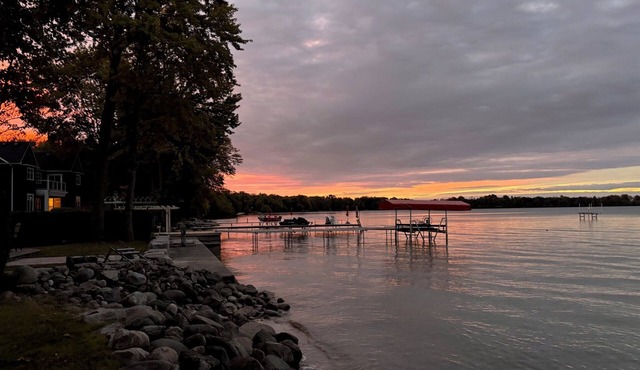 4 Bedroom, 7 Bed Cottage: Sand and Shallow Crystal Clear Water on Lake Simcoe