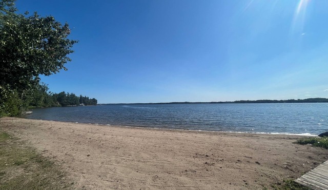 4-bedroom cabin in beautiful Kawartha Lakes with AC