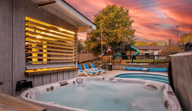 4 Bedroom Home with Hot Tub, Pool, BBQ and Backyard Oasis