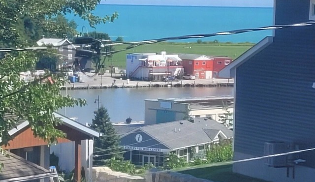 4 bedroom - partial view of the lake - 5 minute walk to the beach