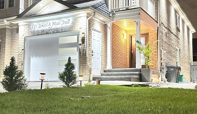 4 BR home near YYZ Airport & Train station|perfect for MAJOR INTERNATIONAL SPORTING EVENT stay|2 parking|patio
