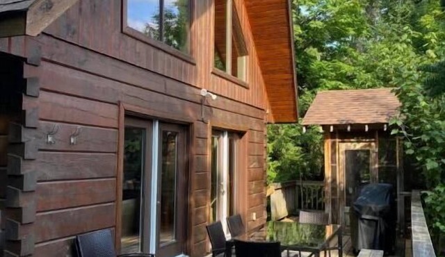 4 season log cottage on Kennisis Lake