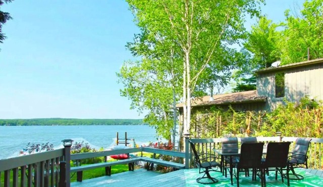 4 Seasons Cottage Welcome to our stunning lakefront cottage in Elmvale, Ontario.