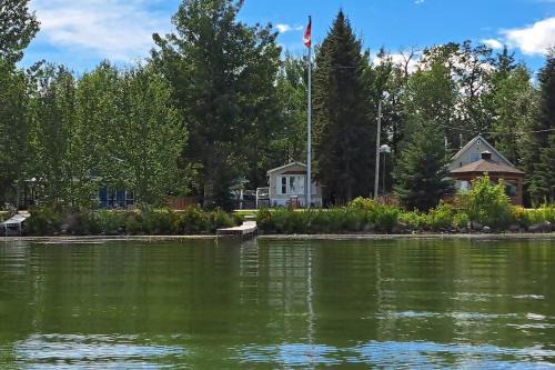4 Seasons Lakeview Cottage w/Private Boating Dock