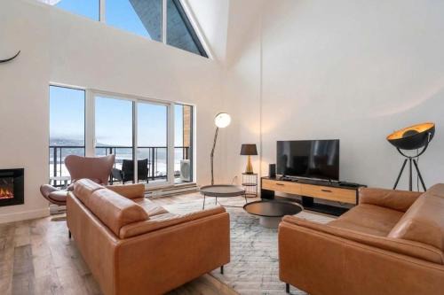 402 - The Penthouse Luxury Condo - View and Pool