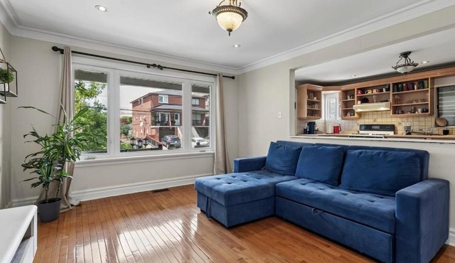 4BR Duplex Cottage Midtown Toronto Walk to TTC Free Parking