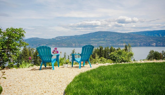 5-Acres Lakeview | Breakfast Included!