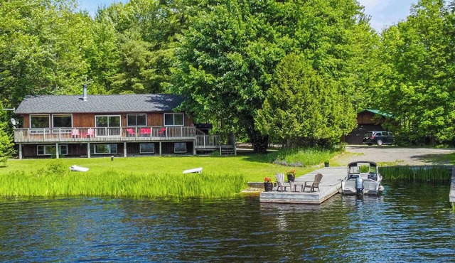 5 Bed 3 Bath Sun-Filled Beautiful Lakeside Cottage on Lake Muskoka