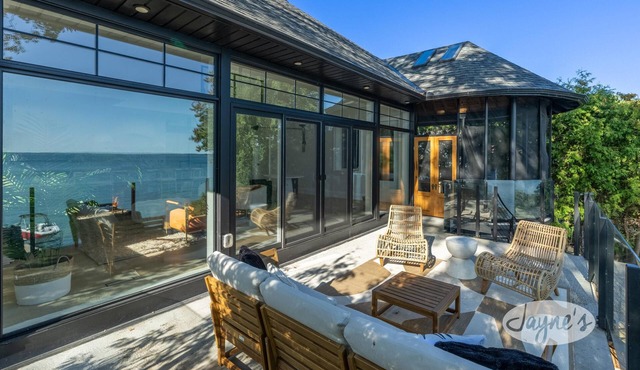 5 bed 4 bath Lakehouse on Lake Simcoe! Hot Tub!