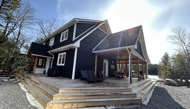 5 bedroom lakehouse with Steam Room, Sauna & cold plunge with sun all day :)