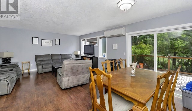 5 minutes to Lake Cowichan! Family-sized guestsuite with AC & deck