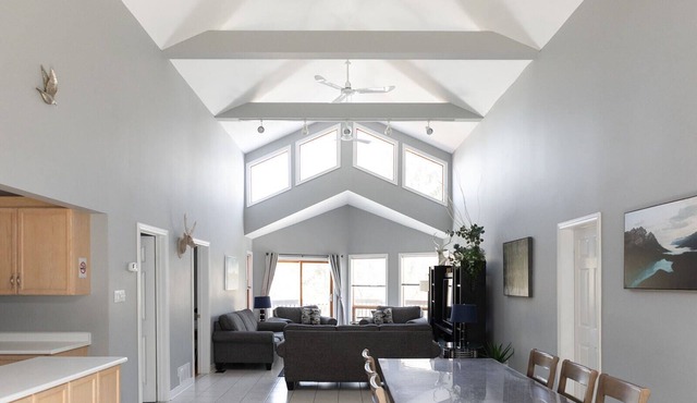 5 STAR BEAUTIFUL HOME: UPPER LEVEL GREAT PRICE, SHORT WALK TO THE BEACH AMAZING!
