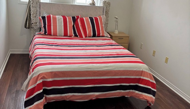 5br 3.5bth home w Free Parkings+Ensuite laundrynBarrie,ON