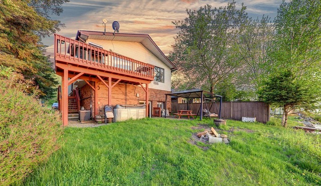 6 bedroom, breathtaking view , stunning lakefront, hotub , 50 Min T.O