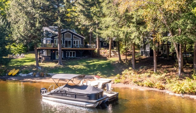 6 bedroom cottage and guest house with hot tub on Lake Muskoka