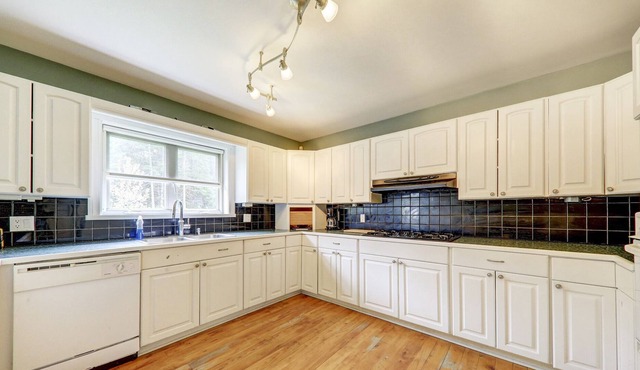 6 br stunning cottage in woods Own Waterfront