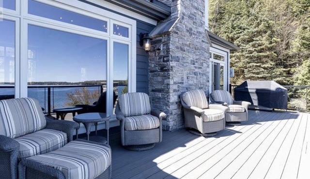 7 bed 4 bath cottage on Lake Joseph with Breath Taking Views