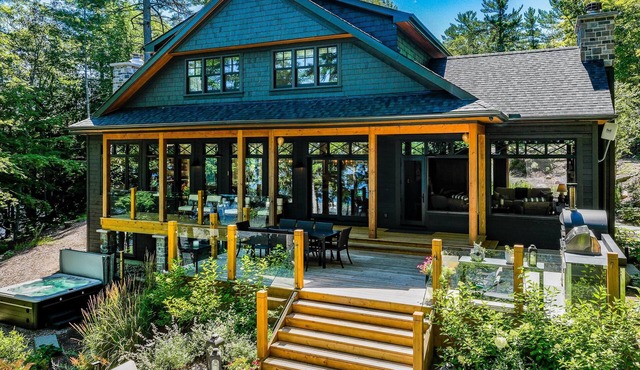 7 bed 6 bath oasis on Lake Muskoka! Boathouse + Bunkie!
