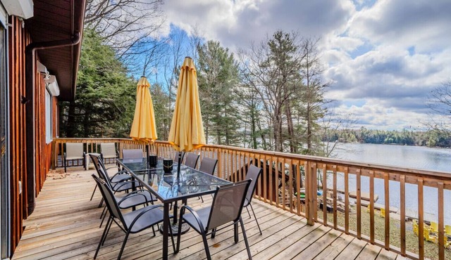 7-Bedroom Bala Lakefront Retreat, Pets ok